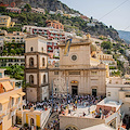 A Positano la tradizionale Alzata del Quadro: al via i festeggiamenti in onore di Santa Maria Assunta / FOTO