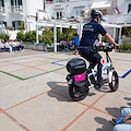 A Positano si insegna la prudenza: studenti a lezione di guida sicura con bici e monopattini