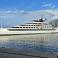 A Salerno riecco il mega yacht di lusso "Emerald Sakara": una settimana a bordo costa 24mila euro