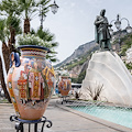 Ad Amalfi personaggi e vessilli delle Repubbliche Marinare risplendono in quattro opere ceramiche