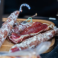 Addio al "pacco da giù": Londra vieta salumi e formaggi dall’Europa per contrastare l’afta epizootica