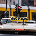 Aggredisce la compagna e il presunto amante, poi fugge in taxi con il figlio: arrestato 26enne a Imola