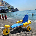 Amalfi, al via “Mare per tutti”: spiaggia attrezzata gratuita per persone con disabilità attiva fino a ottobre 2025