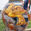 Amalfi, personaggi e vessilli delle Repubbliche Marinare risplendono in quattro opere ceramiche