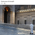 Amalfi rende omaggio a Papa Francesco: «Vegli su di noi, Santità, sul mondo intero»