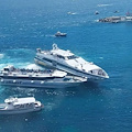 Attimi di tensione nel porto di Amalfi: sfiorata la collisione tra due motonavi cariche di passeggeri