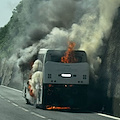 Autobus in fiamme sull'A16: paura per autista e passeggeri 