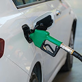 Benzina sopra i 2,4 euro al litro in autostrada: Codacons denuncia speculazioni
