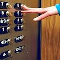Bloccato a lungo in ascensore con un bimbo di soli 2 anni