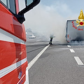 Camion in fiamme sull'A2 a Pontecagnano: salvo l'autista