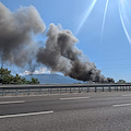 Castellammare di Stabia, incendio in un deposito rottami: nube tossica visibile a chilometri di distanza
