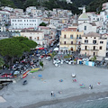Cetara si accende di passione per le auto d’epoca: in centinaia per le Fiat 500