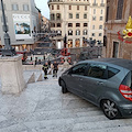 Con l'auto sulla scalinata di Trinità dei Monti: 80enne denunciato a Roma