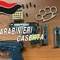 Consegna una "scacciacani" per nascondere altre armi: arrestato 53enne nel casertano 