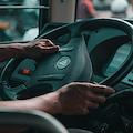 Controlli al trasporto pubblico a Napoli: scoperti 40 bus non in regola e patenti false. Sanzioni da oltre 34mila euro 