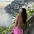 Emily Ratajkowski incanta di nuovo la Costiera Amalfitana: tappa a Ravello e pranzo da Villa Maria