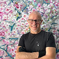 “Full of life”: a Capri fioriture, luce e bellezza nell’Hanami pittorico di Sannino