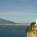 Fumogeni al matrimonio: danni alla facciata dell'ex cattedrale di Vico Equense, coppia denunciata 
