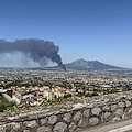 Grosso incendio tra le province di Napoli e Salerno: colonna di fumo nero visibile a chilometri di distanza 