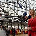 I 27 leader dell'Unione Europea trovano l’intesa su migranti e aiuti di Stato, Meloni: «Molto soddisfatta»