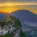 Il tramonto accende la croce sul monte San Liberatore: lo scatto di CdF Photography 