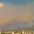 Incendio al Vesuvio, si lotta su tre fronti: De Luca chiede lo Stato di Mobilitazione Nazionale