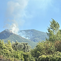 Incendio divampa tra Tramonti e Corbara: colonna di fumo visibile a chilometri di distanza 