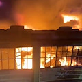 Incendio nella notte a Nocera Superiore: fiamme all'interno di capannoni industriali 