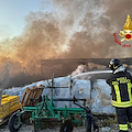 Incendio nella notte a Pontecagnano, distrutto stabilimento di 2000 mq