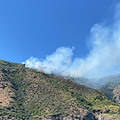 Incendio sulle colline di Nerano, colonna di fumo visibile da lontano