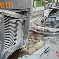 Incidente nella notte a Scafati, auto si schianta contro un bus: fiamme e due feriti