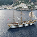 L’Amerigo Vespucci omaggia Amalfi per la 70ª Regata delle Repubbliche Marinare