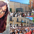 "L'amore non è controllo". Ad Afragola lacrime e palloncini bianchi per la 14enne Martina Carbonaro 