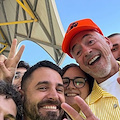 L'attore di Iron Man Robert Downey Jr. all'Aeroporto Salerno-Costa d'Amalfi: selfie e sorrisi con i fan 