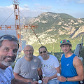 La Croce di Nocelle a Positano si riaccende: il gesto dei volontari dopo mesi di buio / FOTO 