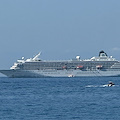 La nave da crociera Crystal Symphony nelle acque della Costiera Amalfitana 