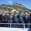 La Nave Scuola “Mazzei” della Guardia di Finanza accolta ad Amalfi: visita guidata e omaggio istituzionale