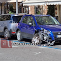 Maiori, Fiat 500 finisce nelle strisce blu e sbatte contro un’auto in sosta