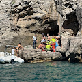 Massa Lubrense, 13enne impatta sugli scogli dopo tuffo: l'intervento del 118 e del CNSAS 