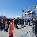 Migranti, in corso lo sbarco al porto di Salerno
