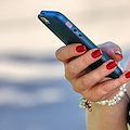 Napoli, aggredisce e strappa con violenza cellulare ad una donna: arrestato 29enne 