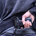 Napoli, alla vista degli agenti tenta la fuga e si disfa di una pistola: 21enne trovato in possesso di droga e denaro 