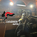 Napoli, bimbo di 9 anni sfreccia su una mini moto incurante della folla 
