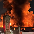 Notte di paura a Ponticelli: grosso incendio in un capannone adibito a deposito di autoricambi