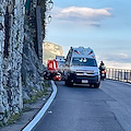 Perde il controllo dello scooter tra Maiori e Minori e finisce contro la roccia