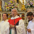 Piano di Sorrento, Don Rito Maresca celebra la messa indossando casula con i colori della Palestina 