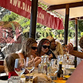 Positano, Emily Ratajkowski torna in Costiera Amalfitana: pranzo con amici Da Adolfo