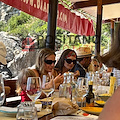 Positano, la supermodella Emily Ratajkowski a pranzo da Adolfo a Laurito /foto