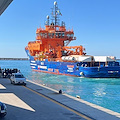 Salerno, al porto ecco la nave "Solidaire": a bordo 252 migranti, tra cui un centinaio di minori 
