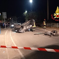 Salerno, finisce fuori strada per evitare scooter: auto si ribalta in via S. Eustachio 
